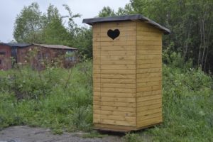 Недорогой деревянный туалет для дачи от Enkifirm.ru